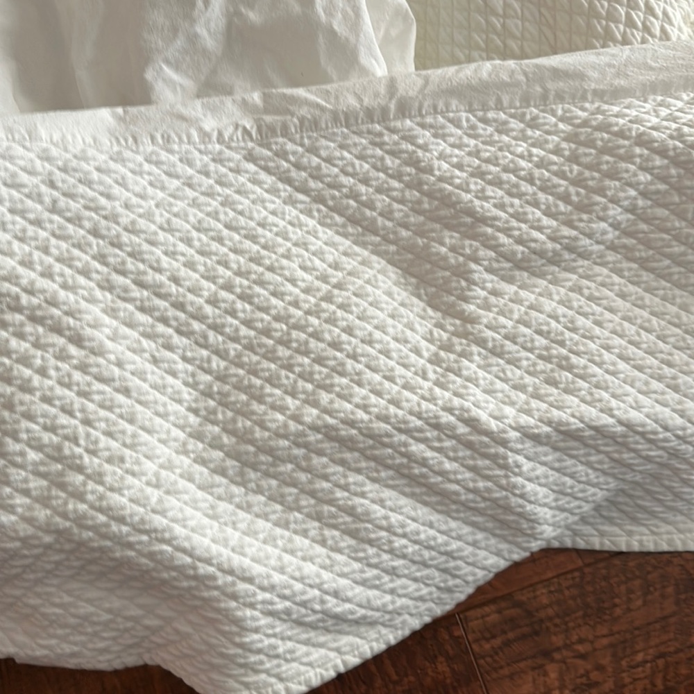 Pottery Barn queen dust ruffle white quilted as is-see pic